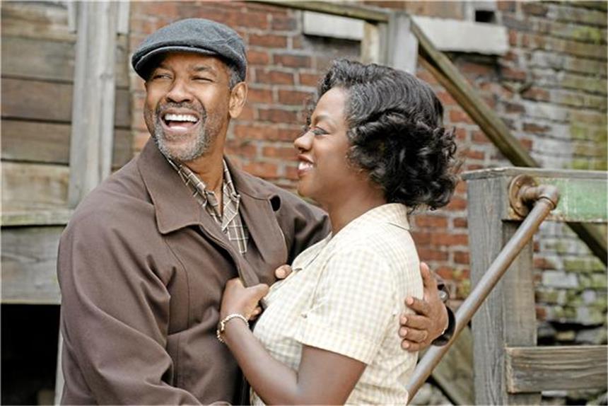 „Fences“ ist ein Oscar-Anwärter mit tollen Darstellern Denzel Washington scherzt mit Viola Davis.