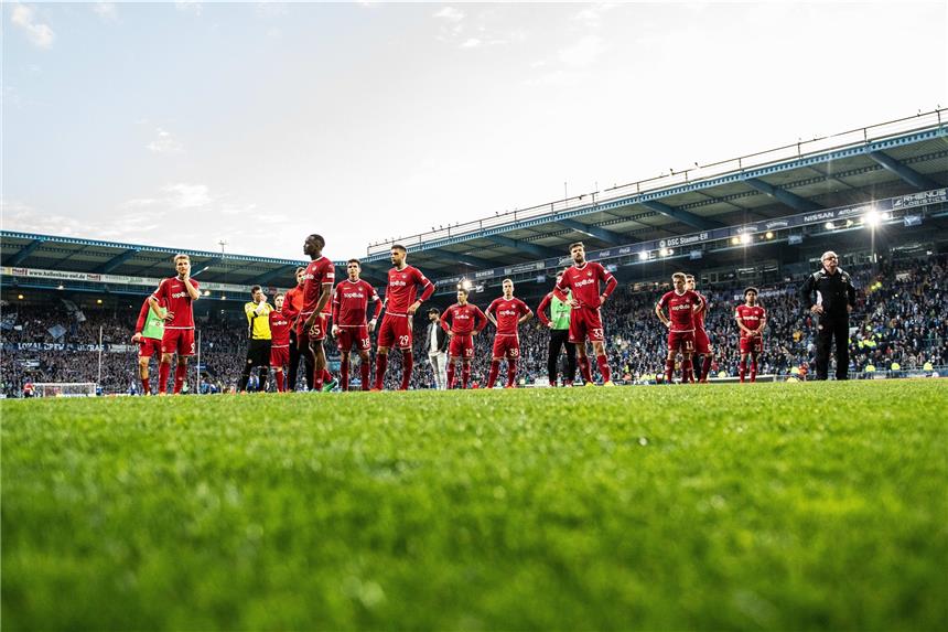 Absturz perfekt: K'lautern erstmals in 3. Liga abgestiegen Der 1. FC Kaiserslautern steht vor einem Neuanfang in der 3. Liga.