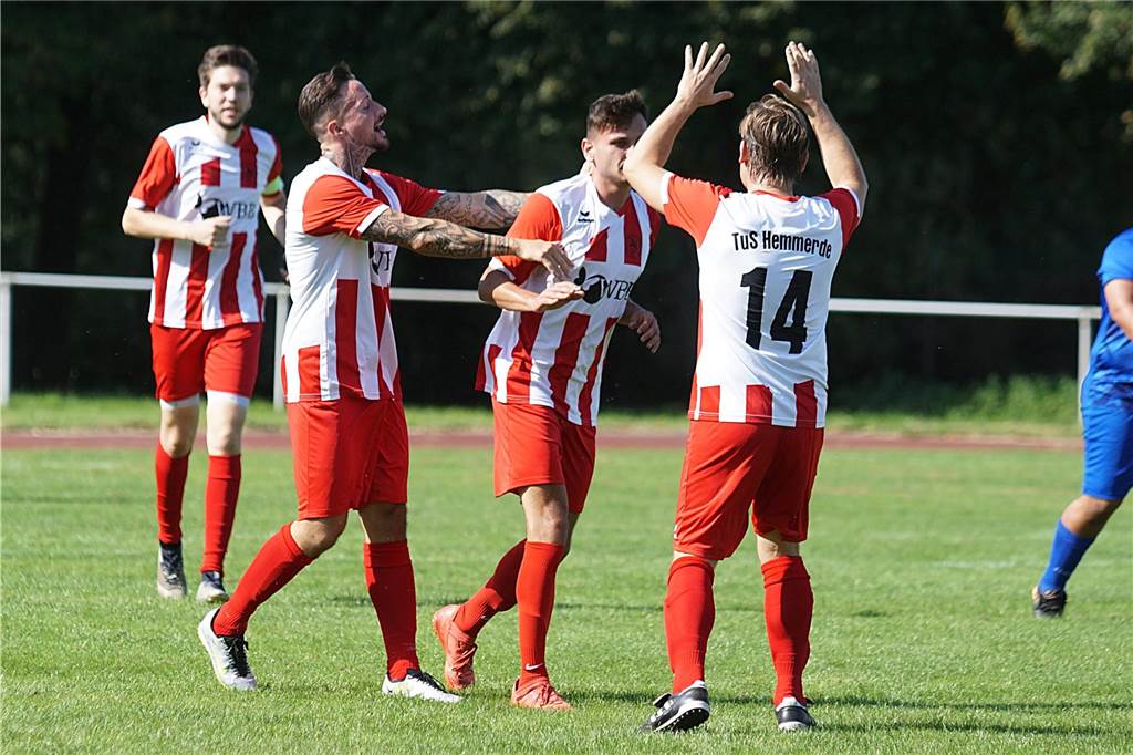 Saisonstart der Unnaer Fußballteams mit Schulnote: Bei 3 Teams ist die Versetzung gefährdet Der 1:0-Torschütze Nico Klopries (2.v.r.) wird von seinem Teamkollegen zu seinem Treffer gegen Rünthe beglückwünscht.