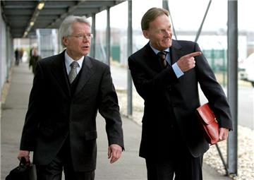 Der 14. März 2005: Dr. Reinhard Rauball (l.) und Hans-Joachim Watzke auf dem Weg zur Gesellschafter-Versammlung am Düsseldorfer Flughafen.