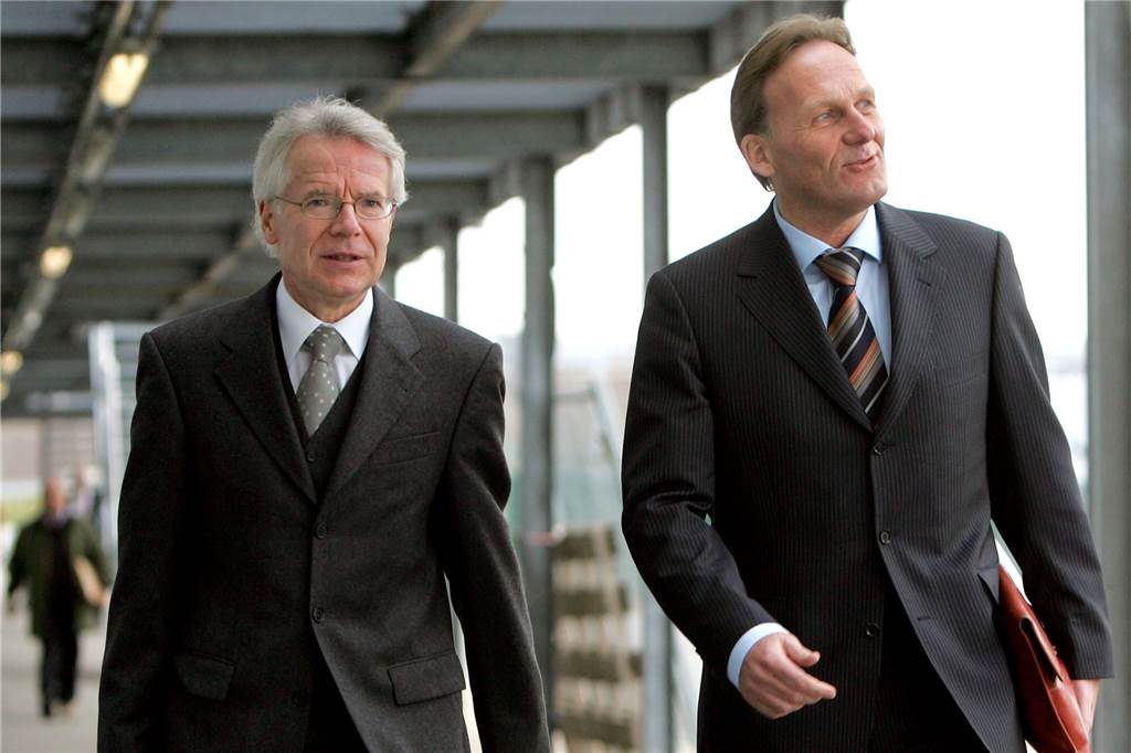 Der 14. März 2005. Dr. Reinhard Rauball und BVB-Geschäftsführer Hans-Joachim Watzke auf dem Weg zur Gesellschafter-Versammlung von Molsiris in Düsseldorf. Das Sanierungskonzept wurde angenommen, die in ihrer Existenz bedrohte Borussia war gerettet.