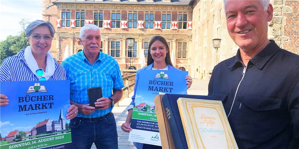 Büchermarkt 2022 am Schloss: Rainer Heeke sieht Raesfeld an der Spitze Der 16. Büchermarkt am Schloss Raesfeld bietet laut Marktmeister Rainer Heeke viele bibliophile Raritäten. Auf den Markt freuen sich auch Diana Brömmel (Ortsmarketing, Hans Brune (Heimatverein Raesfeld) sowie Katharina Zepner vom Ortsmarkting.