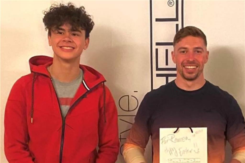 DSDS-Star Ramon Roselly schmettert in Unna ganz anders (Video) Der 16-jährige Tyson Tan Hasse (l.) zeigte dem DSDS-Gewinner des vergangenen Jahres - Ramon Roselly - ein paar Tischtennis-Kniffe.