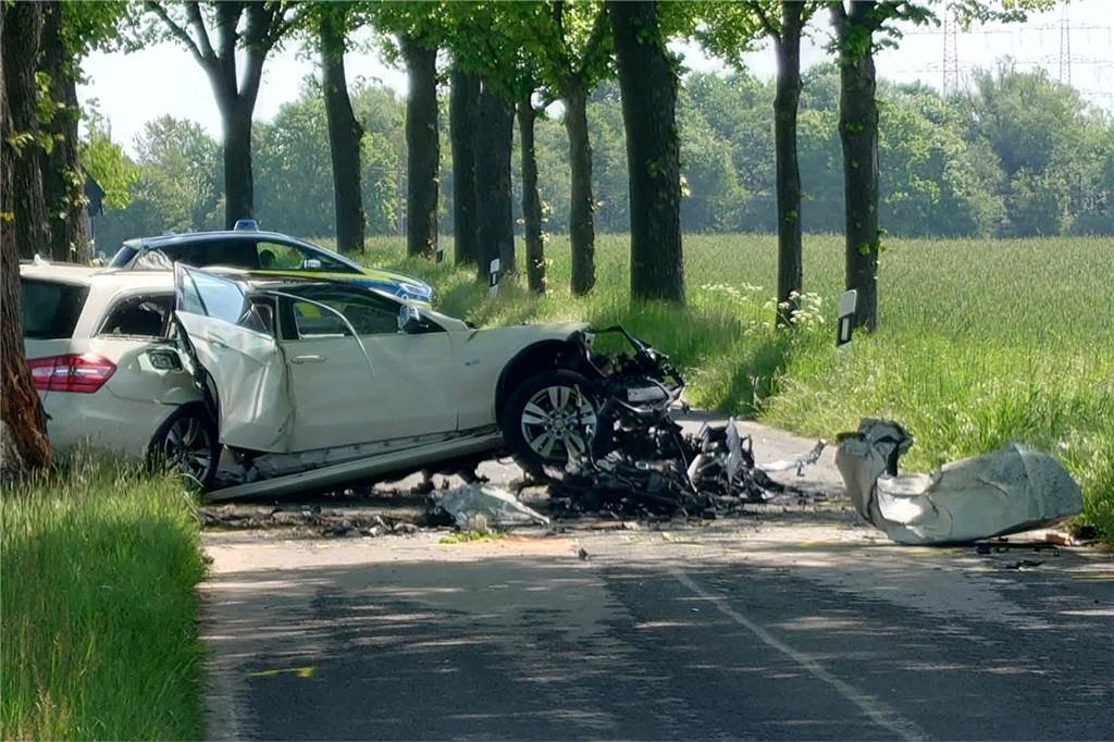Wieder hunderte Einsätze für die Feuerwehr: Thomas Temmann legt Jahresbericht vor Der 18-jährige Fahrer dieses Wagens verlor bei dem Unfall sein Leben.