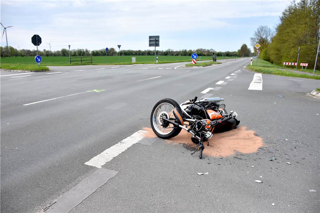 74-Jähriger übersieht Motorradfahrer (18): Schwerer Unfall auf der L570 Der 18-jährige Motorradfahrer hatte Vorfahrt. Er konnte dem Auto des 74-jährigen Heekers nicht mehr ausweichen und prallte in die Seite. Dabei zog er sich schwere Verletzungen zu.