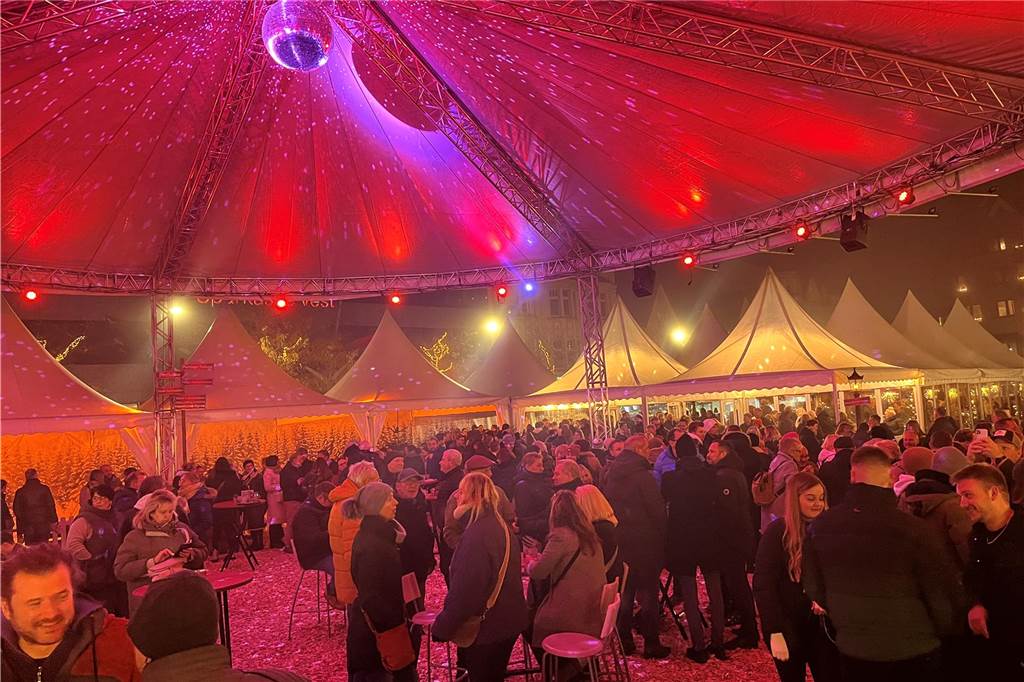 Aufbau für Weihnachtsdorf beginnt: Stadt sperrt Marktplatz phasenweise komplett Der 18 Meter große Parabolschirm ist seit vergangenem Jahr neu im Weihnachtsdorf und sorgt für allzeit trockene Besucher.