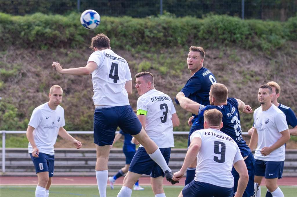 Ex-Profi-Torwart Michael Esser gibt als „Sechser“ sein Kreisliga-Debüt Der 1,98-Meter-Hüne Michael Esser sah als Mittelfeldspieler einige Bälle über seinen Kopf hinwegsausen beim Kreisliga-Debüt in Herne.