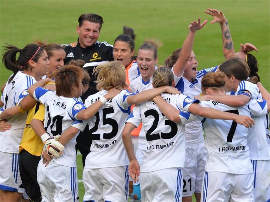 Lange FFC-Partynacht nach 9. Pokalsieg Der 1.FFC Frankfurt feierte ordentlich nach dem Pokalsieg gegen Essen. Foto: Carmen Jaspersen