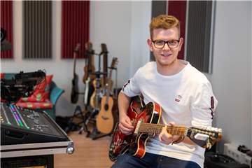 Der 20-Jährige Ferdinand Schwartz wurde bei einem Konzert von Coldplay im vergangenen Jahr aus den Zuschauern unverhofft auf die Bühne geholt und begleite den Frontmann am Klavier. Nun hat Schwartz zwei selbst geschriebene Songs veröffentlicht. Foto: Daniel Karmann