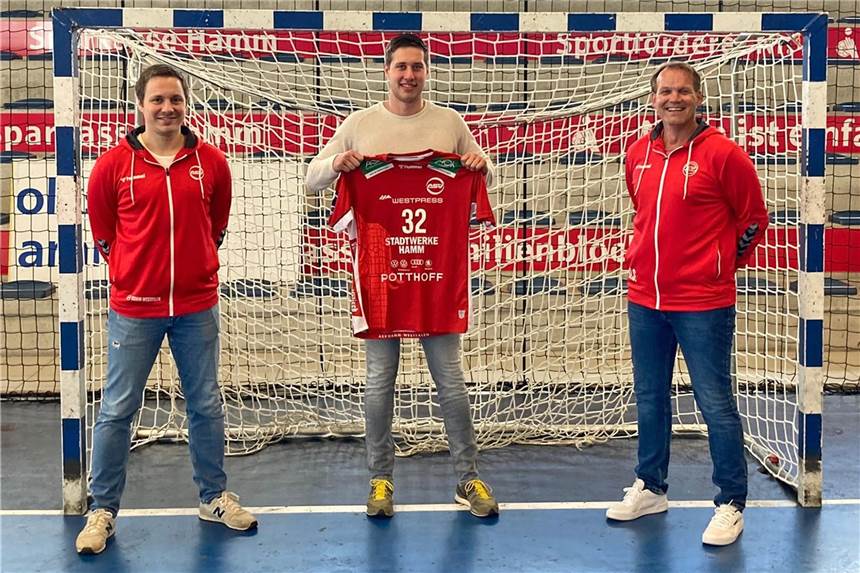 Konkurrenz belebt das Geschäft: ASV Hamm Westfalen bindet drei Top-Talente an sich Der 20-jährige Kreisläufer Lars Kooij (Mitte) wurde mit der SG Flensburg-Handewitt Deutscher A-Jugend-Meister; ASV-Trainer Michael Lerscht (links) und Dirk Schmidtmeier (rechts).