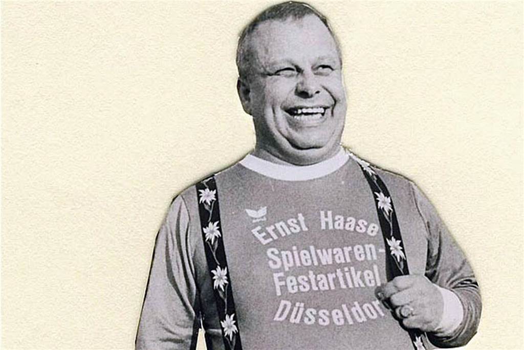 50. Sim-Jü-Fußballspiel steht an - das ist die Geschichte des Kicks Der 2004 verstorbene Otto Wendler - ein echtes Kirmes-Original – bei einem seiner typischen Auftritte zu Sim-Jü.