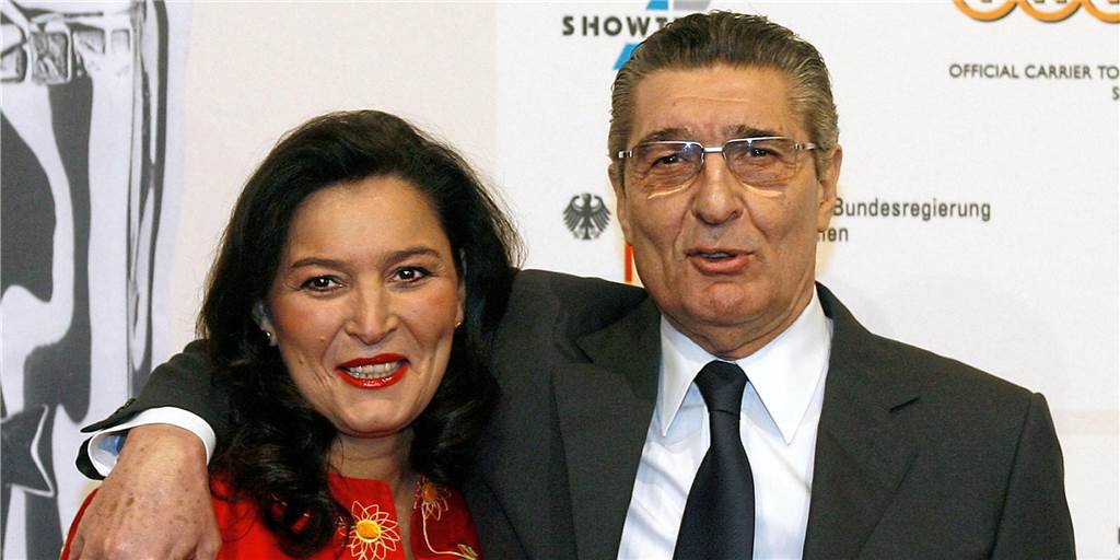 Jetzt reicht es dem Gericht: Rudi Assauers Tochter Bettina soll ins Gefängnis Der 2019 verstorbene Rudi Assauer mit Tochter Bettina Michel. Seinerzeit war die Schalke-Legende bereits schwer an Alzheimer erkrankt und Michel stellte ihr Buch „Papa, ich bin für Dich da“ vor.