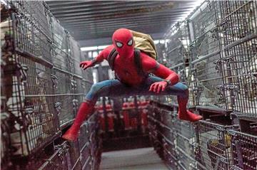 Der 21-jährige Tom Holland spielt „Spiderman“ Peter Parker und geht dabei durchaus noch als Teenager durch.