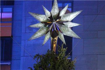 Der 250 Kilogram schwere Stern an der Spitze des Weihnachtsbaumes vor dem Rockefeller Center funkelt am Abend. Der Stern des deutschen Designers Hammers hat einen Umfang von rund drei Metern. Foto (2012): Christina Horsten Foto: Christina Horsten