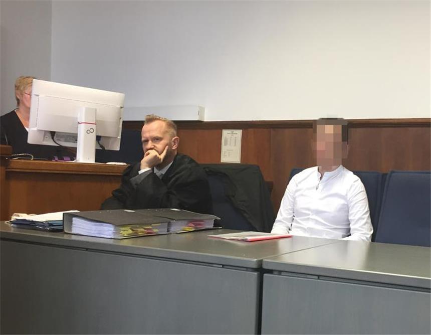 Selmer Brandstifter bot Polizei am Tatort Hilfe an Der 27-Jährige (r.) mit seinem Verteidiger beim Prozessauftakt.
