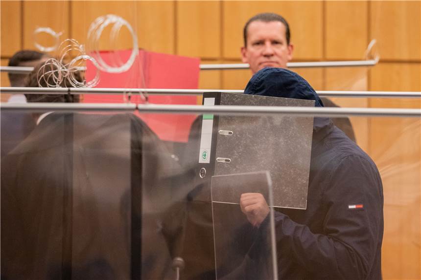 Missbrauch von Münster: 14 Jahre Haft für 28-jährigen Hauptangeklagten Der 28-Jährige Hauptangeklagte in einem Saal des Landgerichts.