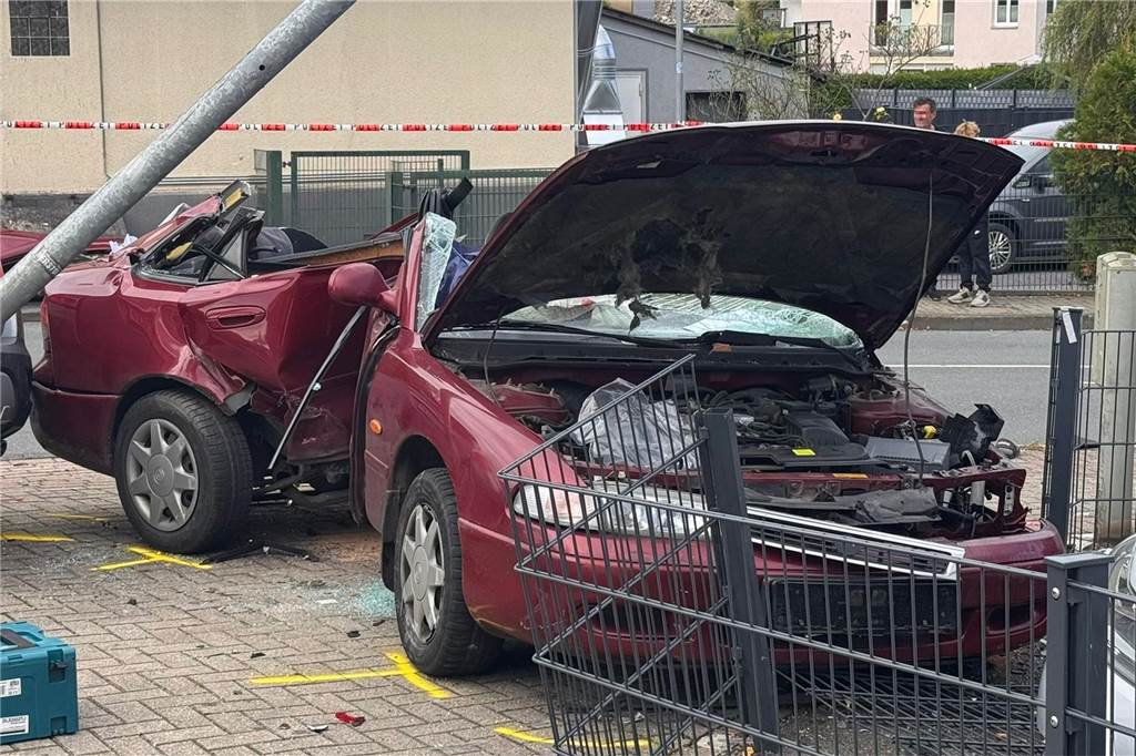 Nach Drogenfahrt und Verfolgungsjagd: 30-Jähriger angeklagt Zerstörtes Auto