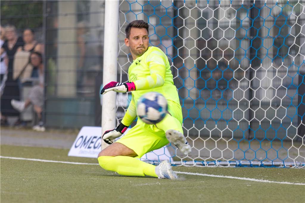 Mandusic zurück beim Königsborner SV: „fühlt sich an wie nach Hause kommen“ Ivan Mandusic sieht zu, wie ein Ball ins Tor geht.