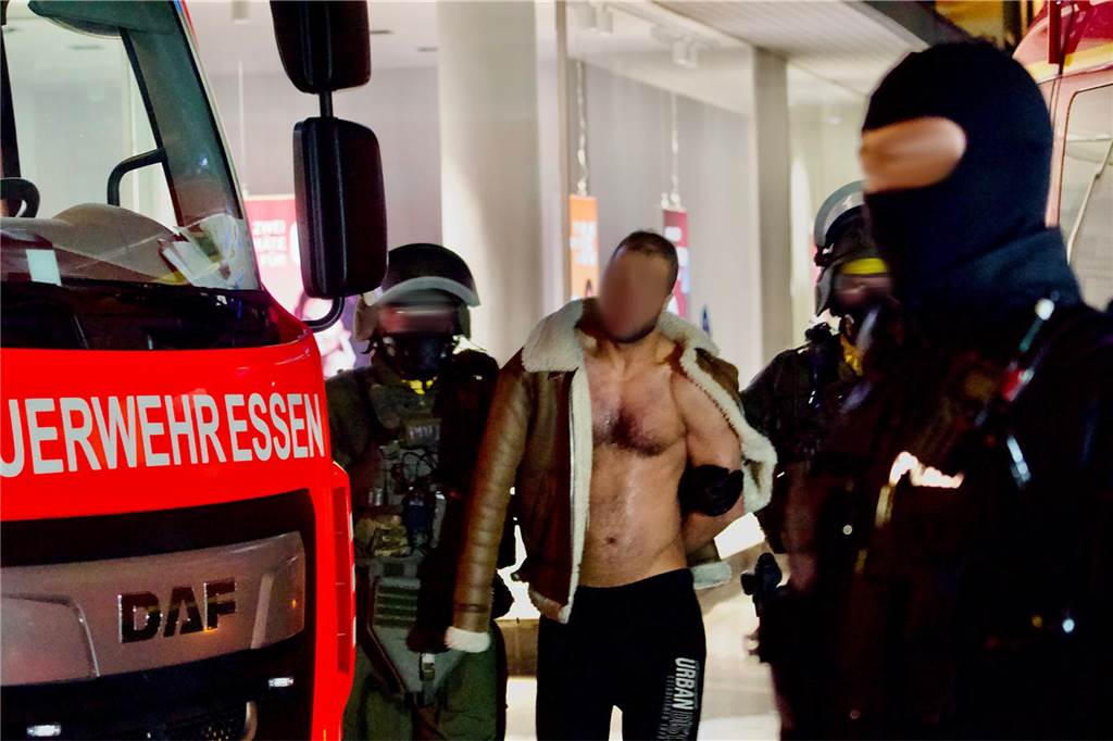 Der 32-jährige ältere Bruder wurde an der Langen Straße in Castrop-Rauxel auch festgenommen. Er wohnte dort, hatte seinen jüngeren Bruder zu Besuch und wurde nach knapp zwei Wochen in U-Haft entlassen. Ihm konnte keine Beteiligung an den Planungen nachgewiesen werden.