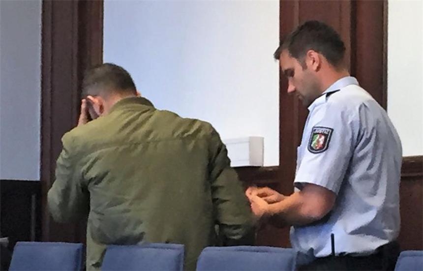 Schwägerin aus "Wut" betäubt, vergewaltigt und gefilmt Der 35-jährige Dortmunder (l.) im Gerichtssaal. Er muss nun fünf Jahre und drei Monate in Haft.