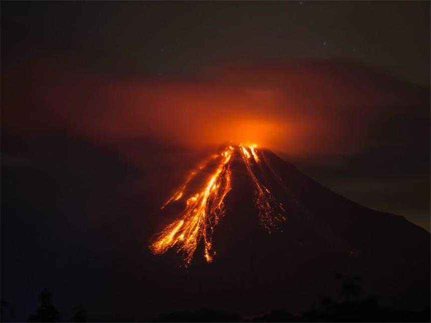 Mexikanischer Vulkan Colima stößt Lava und Asche aus Der 3860 Meter hohe Colima zählt zu den aktivsten Vulkanen Mexikos. Foto: Sergio Tapiro Velasco