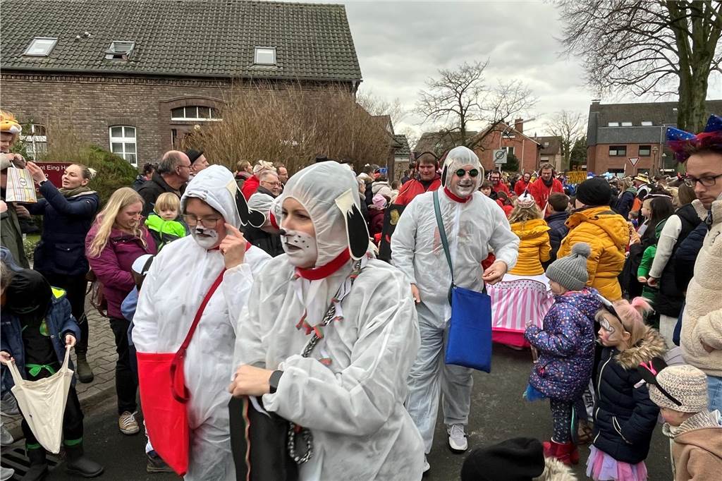 Kinderkarnevalszug 2024 in Dorsten: Viele Bilder von den besten Kostümen Der 50. Kinderkarnevalszug in Dorsten-Holsterhausen war für alle Beteiligten am Sonntag (11. Februar 2024) wieder ein ganz besonderer Spaß. Bei vielen fantasievollen Kostümen und Bergen von Kamelle kamen insbesondere die kleinen Besucher auf ihre Kosten.