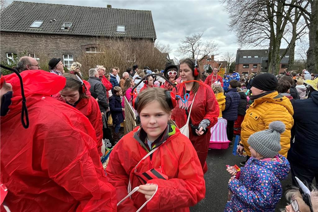 Kinderkarnevalszug 2024 in Dorsten: Viele Bilder von den besten Kostümen Der 50. Kinderkarnevalszug in Dorsten-Holsterhausen war für alle Beteiligten am Sonntag (11. Februar 2024) wieder ein ganz besonderer Spaß. Bei vielen fantasievollen Kostümen und Bergen von Kamelle kamen insbesondere die kleinen Besucher auf ihre Kosten.