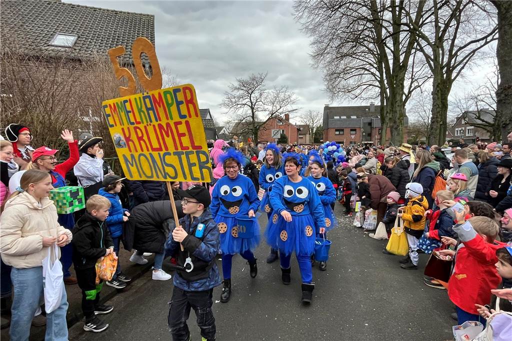 Kinderkarnevalszug 2024 in Dorsten: Viele Bilder von den besten Kostümen Der 50. Kinderkarnevalszug in Dorsten-Holsterhausen war für alle Beteiligten am Sonntag (11. Februar 2024) wieder ein ganz besonderer Spaß. Bei vielen fantasievollen Kostümen und Bergen von Kamelle kamen insbesondere die kleinen Besucher auf ihre Kosten.
