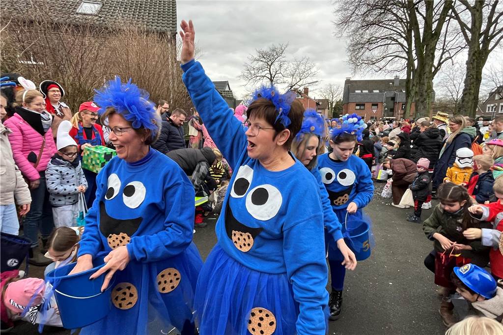 Kinderkarnevalszug 2024 in Dorsten: Viele Bilder von den besten Kostümen Der 50. Kinderkarnevalszug in Dorsten-Holsterhausen war für alle Beteiligten am Sonntag (11. Februar 2024) wieder ein ganz besonderer Spaß. Bei vielen fantasievollen Kostümen und Bergen von Kamelle kamen insbesondere die kleinen Besucher auf ihre Kosten.