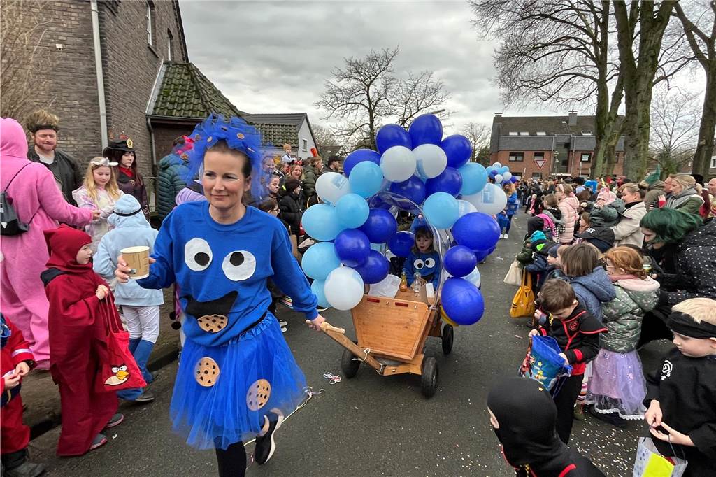 Kinderkarnevalszug 2024 in Dorsten: Viele Bilder von den besten Kostümen Der 50. Kinderkarnevalszug in Dorsten-Holsterhausen war für alle Beteiligten am Sonntag (11. Februar 2024) wieder ein ganz besonderer Spaß. Bei vielen fantasievollen Kostümen und Bergen von Kamelle kamen insbesondere die kleinen Besucher auf ihre Kosten.