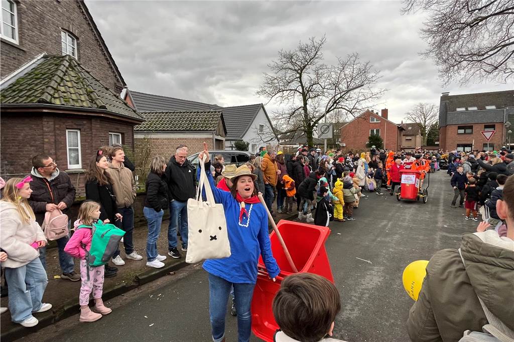 Kinderkarnevalszug 2024 in Dorsten: Viele Bilder von den besten Kostümen Der 50. Kinderkarnevalszug in Dorsten-Holsterhausen war für alle Beteiligten am Sonntag (11. Februar 2024) wieder ein ganz besonderer Spaß. Bei vielen fantasievollen Kostümen und Bergen von Kamelle kamen insbesondere die kleinen Besucher auf ihre Kosten.