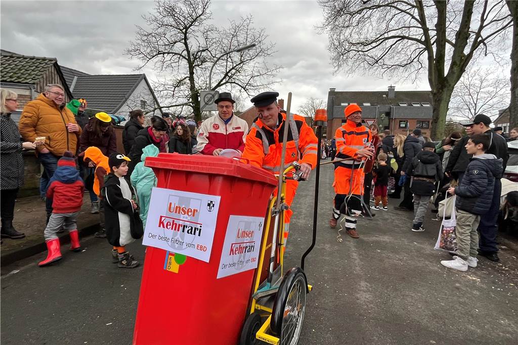 Kinderkarnevalszug 2024 in Dorsten: Viele Bilder von den besten Kostümen Der 50. Kinderkarnevalszug in Dorsten-Holsterhausen war für alle Beteiligten am Sonntag (11. Februar 2024) wieder ein ganz besonderer Spaß. Bei vielen fantasievollen Kostümen und Bergen von Kamelle kamen insbesondere die kleinen Besucher auf ihre Kosten.