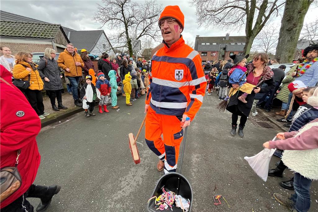 Kinderkarnevalszug 2024 in Dorsten: Viele Bilder von den besten Kostümen Der 50. Kinderkarnevalszug in Dorsten-Holsterhausen war für alle Beteiligten am Sonntag (11. Februar 2024) wieder ein ganz besonderer Spaß. Bei vielen fantasievollen Kostümen und Bergen von Kamelle kamen insbesondere die kleinen Besucher auf ihre Kosten.