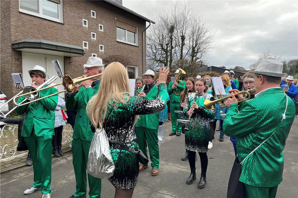 Kinderkarnevalszug 2024 in Dorsten: Viele Bilder von den besten Kostümen Der 50. Kinderkarnevalszug in Dorsten-Holsterhausen war für alle Beteiligten am Sonntag (11. Februar 2024) wieder ein ganz besonderer Spaß. Bei vielen fantasievollen Kostümen und Bergen von Kamelle kamen insbesondere die kleinen Besucher auf ihre Kosten.