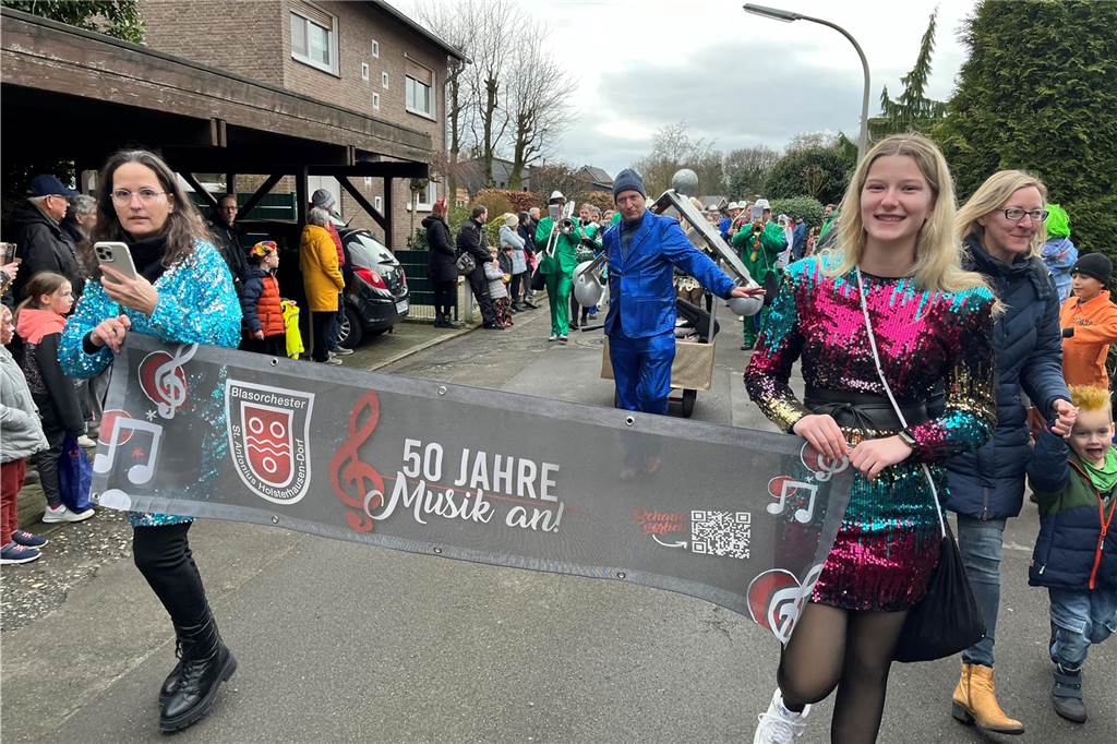 Kinderkarnevalszug 2024 in Dorsten: Viele Bilder von den besten Kostümen Der 50. Kinderkarnevalszug in Dorsten-Holsterhausen war für alle Beteiligten am Sonntag (11. Februar 2024) wieder ein ganz besonderer Spaß. Bei vielen fantasievollen Kostümen und Bergen von Kamelle kamen insbesondere die kleinen Besucher auf ihre Kosten.