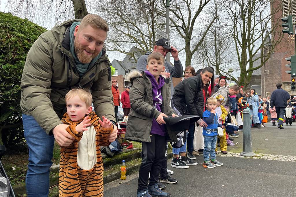 Kinderkarnevalszug 2024 in Dorsten: Viele Bilder von den besten Kostümen Der 50. Kinderkarnevalszug in Dorsten-Holsterhausen war für alle Beteiligten am Sonntag (11. Februar 2024) wieder ein ganz besonderer Spaß. Bei vielen fantasievollen Kostümen und Bergen von Kamelle kamen insbesondere die kleinen Besucher auf ihre Kosten.