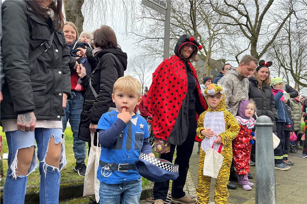 Kinderkarnevalszug 2024 in Dorsten: Viele Bilder von den besten Kostümen Der 50. Kinderkarnevalszug in Dorsten-Holsterhausen war für alle Beteiligten am Sonntag (11. Februar 2024) wieder ein ganz besonderer Spaß. Bei vielen fantasievollen Kostümen und Bergen von Kamelle kamen insbesondere die kleinen Besucher auf ihre Kosten.