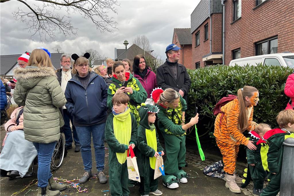 Kinderkarnevalszug 2024 in Dorsten: Viele Bilder von den besten Kostümen Der 50. Kinderkarnevalszug in Dorsten-Holsterhausen war für alle Beteiligten am Sonntag (11. Februar 2024) wieder ein ganz besonderer Spaß. Bei vielen fantasievollen Kostümen und Bergen von Kamelle kamen insbesondere die kleinen Besucher auf ihre Kosten.