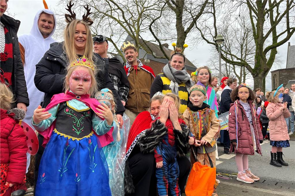 Kinderkarnevalszug 2024 in Dorsten: Viele Bilder von den besten Kostümen Der 50. Kinderkarnevalszug in Dorsten-Holsterhausen war für alle Beteiligten am Sonntag (11. Februar 2024) wieder ein ganz besonderer Spaß. Bei vielen fantasievollen Kostümen und Bergen von Kamelle kamen insbesondere die kleinen Besucher auf ihre Kosten.
