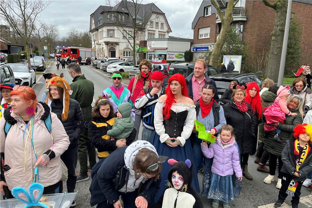 Kinderkarnevalszug 2024 in Dorsten: Viele Bilder von den besten Kostümen Der 50. Kinderkarnevalszug in Dorsten-Holsterhausen war für alle Beteiligten am Sonntag (11. Februar 2024) wieder ein ganz besonderer Spaß. Bei vielen fantasievollen Kostümen und Bergen von Kamelle kamen insbesondere die kleinen Besucher auf ihre Kosten.