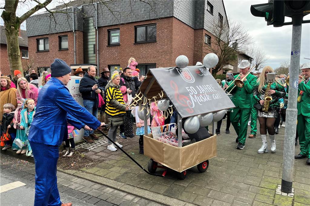 Kinderkarnevalszug 2024 in Dorsten: Viele Bilder von den besten Kostümen Der 50. Kinderkarnevalszug in Dorsten-Holsterhausen war für alle Beteiligten am Sonntag (11. Februar 2024) wieder ein ganz besonderer Spaß. Bei vielen fantasievollen Kostümen und Bergen von Kamelle kamen insbesondere die kleinen Besucher auf ihre Kosten.