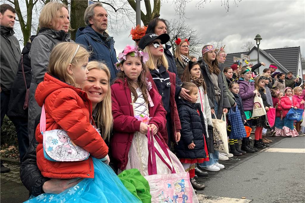 Kinderkarnevalszug 2024 in Dorsten: Viele Bilder von den besten Kostümen Der 50. Kinderkarnevalszug in Dorsten-Holsterhausen war für alle Beteiligten am Sonntag (11. Februar 2024) wieder ein ganz besonderer Spaß. Bei vielen fantasievollen Kostümen und Bergen von Kamelle kamen insbesondere die kleinen Besucher auf ihre Kosten.
