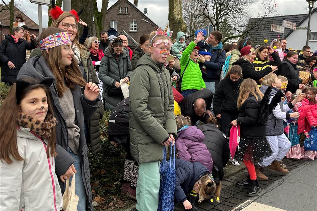 Kinderkarnevalszug 2024 in Dorsten: Viele Bilder von den besten Kostümen Der 50. Kinderkarnevalszug in Dorsten-Holsterhausen war für alle Beteiligten am Sonntag (11. Februar 2024) wieder ein ganz besonderer Spaß. Bei vielen fantasievollen Kostümen und Bergen von Kamelle kamen insbesondere die kleinen Besucher auf ihre Kosten.