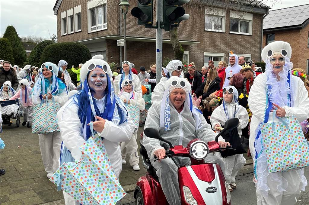 Kinderkarnevalszug 2024 in Dorsten: Viele Bilder von den besten Kostümen Der 50. Kinderkarnevalszug in Dorsten-Holsterhausen war für alle Beteiligten am Sonntag (11. Februar 2024) wieder ein ganz besonderer Spaß. Bei vielen fantasievollen Kostümen und Bergen von Kamelle kamen insbesondere die kleinen Besucher auf ihre Kosten.