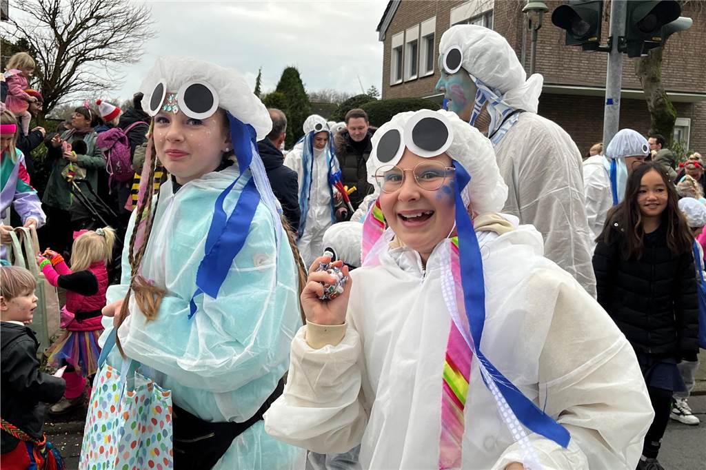 Kinderkarnevalszug 2024 in Dorsten: Viele Bilder von den besten Kostümen Der 50. Kinderkarnevalszug in Dorsten-Holsterhausen war für alle Beteiligten am Sonntag (11. Februar 2024) wieder ein ganz besonderer Spaß. Bei vielen fantasievollen Kostümen und Bergen von Kamelle kamen insbesondere die kleinen Besucher auf ihre Kosten.