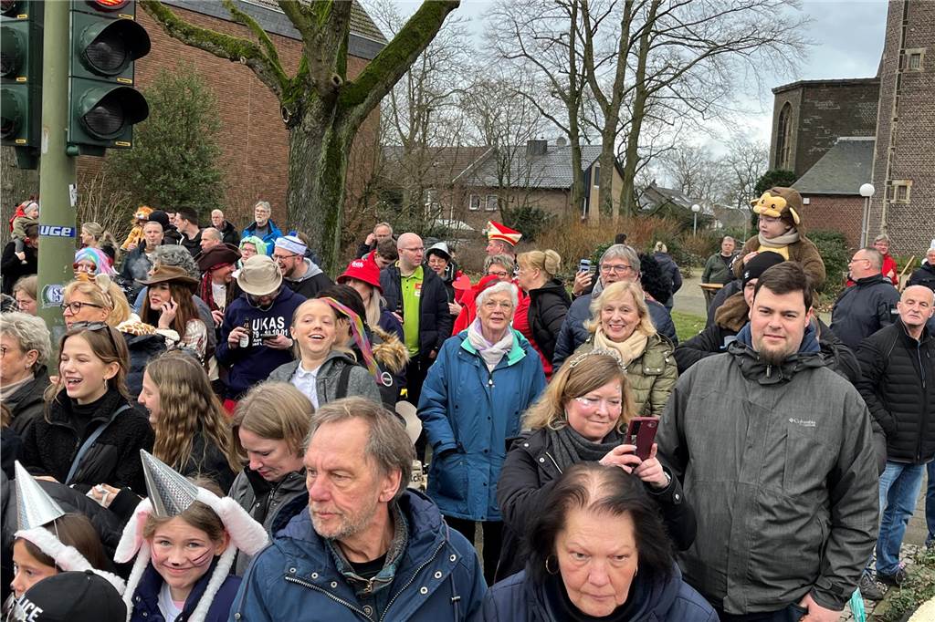 Kinderkarnevalszug 2024 in Dorsten: Viele Bilder von den besten Kostümen Der 50. Kinderkarnevalszug in Dorsten-Holsterhausen war für alle Beteiligten am Sonntag (11. Februar 2024) wieder ein ganz besonderer Spaß. Bei vielen fantasievollen Kostümen und Bergen von Kamelle kamen insbesondere die kleinen Besucher auf ihre Kosten.