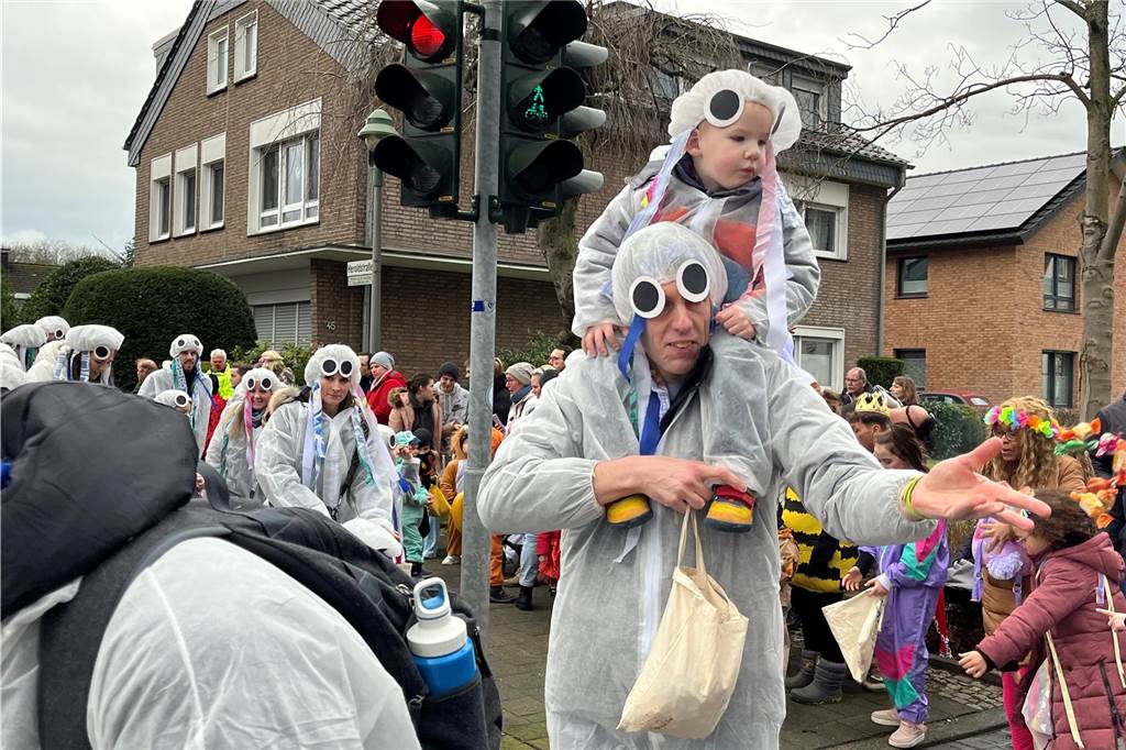 Kinderkarnevalszug 2024 in Dorsten: Viele Bilder von den besten Kostümen Der 50. Kinderkarnevalszug in Dorsten-Holsterhausen war für alle Beteiligten am Sonntag (11. Februar 2024) wieder ein ganz besonderer Spaß. Bei vielen fantasievollen Kostümen und Bergen von Kamelle kamen insbesondere die kleinen Besucher auf ihre Kosten.