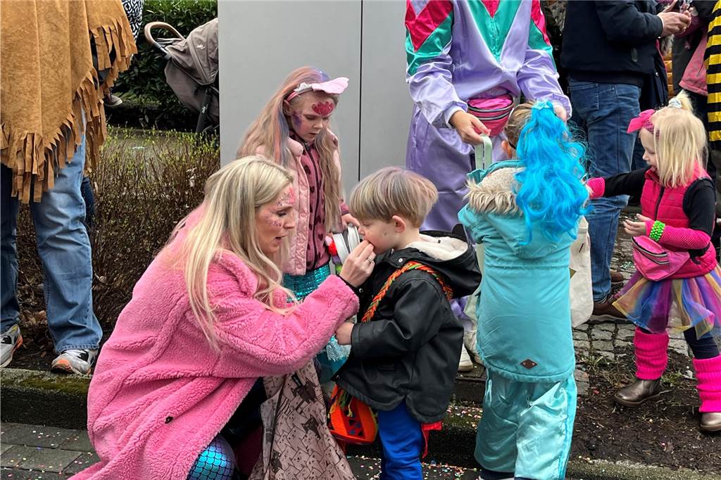 Kinderkarnevalszug 2024 in Dorsten: Viele Bilder von den besten Kostümen Der 50. Kinderkarnevalszug in Dorsten-Holsterhausen war für alle Beteiligten am Sonntag (11. Februar 2024) wieder ein ganz besonderer Spaß. Bei vielen fantasievollen Kostümen und Bergen von Kamelle kamen insbesondere die kleinen Besucher auf ihre Kosten.