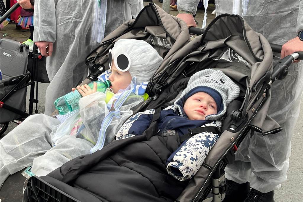 Kinderkarnevalszug 2024 in Dorsten: Viele Bilder von den besten Kostümen Der 50. Kinderkarnevalszug in Dorsten-Holsterhausen war für alle Beteiligten am Sonntag (11. Februar 2024) wieder ein ganz besonderer Spaß. Bei vielen fantasievollen Kostümen und Bergen von Kamelle kamen insbesondere die kleinen Besucher auf ihre Kosten.