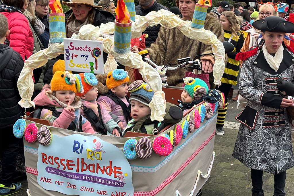 Kinderkarnevalszug 2024 in Dorsten: Viele Bilder von den besten Kostümen Der 50. Kinderkarnevalszug in Dorsten-Holsterhausen war für alle Beteiligten am Sonntag (11. Februar 2024) wieder ein ganz besonderer Spaß. Bei vielen fantasievollen Kostümen und Bergen von Kamelle kamen insbesondere die kleinen Besucher auf ihre Kosten.